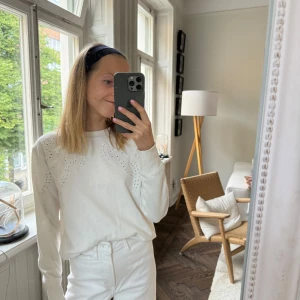 Vit sweatshirt från HM - Supersöt sweatshirt från HM. ihåligt mönster runt halsen