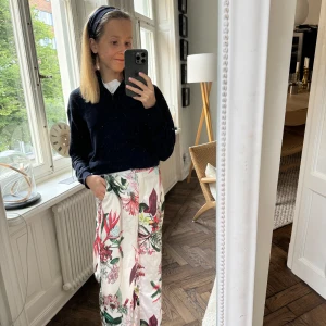 Mönstrade satin-byxor från HM - Unika byxor från HM med blommigt mönster i satinmaterial.
