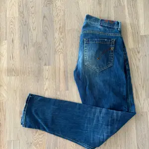Säljer dessa tvär feta Dondup jeans i storlek W35 men sitter mer som W32 | jeansen är i 10/10 skick 🤝