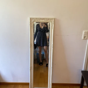 Svart klänning med vita prickar  - Klänningen är i storlek XS och köpt på GinaTricot för några år sedan, använt 3 gånger totalt. Den är fortfarande i bra skick!