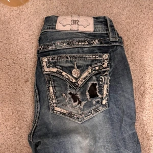 Miss me jeans  - Jag säljer dessa snygga miss me jeans, köpta på VINTED och bra skick. ❤️lågmidjade och bootcut. Innerbenslängd: 80 cm Midjemått: 36 cm Lånad bild