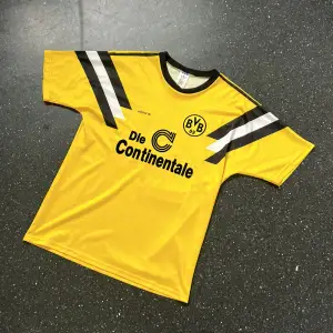 Säljer min riktigt snygga och sällsynta retro Dortmund tröja😍 skicka 9/10 hör gärna av dig om du har några funderingar eller vill ha fler bilder✅