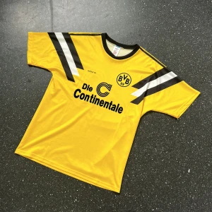 Dortmund 89/90 nr 10 - Säljer min riktigt snygga och sällsynta retro Dortmund tröja😍 skicka 9/10 hör gärna av dig om du har några funderingar eller vill ha fler bilder✅