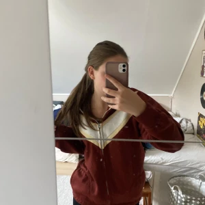 Hoddie❤️ - Denna jätte Coola Hoddie i Storlek S sitter jättebra och har inga större fläckar eller skador! Endast en liten fläck på hoddiens ena arm men absolut inget som syns, skriv för frågor 🥰