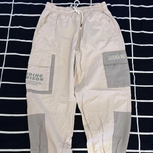 Cargo byxor - Hej! Säljer ett par cargo byxor. Storlek XXL men sitter som XL. Skick 9/10