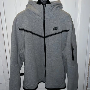 Nike tech fleece - Grå Nike tech tröja i bra skick. Jag upplever att den sitter mer som en L.  Köpt på zalando.  Har du frågor, skicka gärna. 