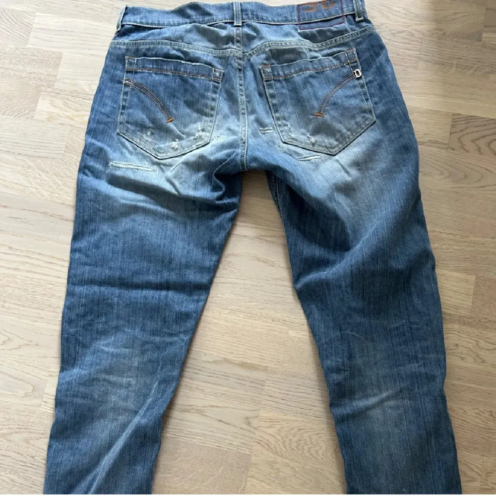 STEAL!? Feta dondup jeans för ett riktigt bra pris | Modell ”George” | Storlek 35, väldigt korta i längden (passar 30) | Hyfsat skick | Riktigt snygga slitningar | Nypris: 3500kr Mitt pris: 499kr | Skriv vid minsta fråga eller fundering 😄. Jeans & Byxor.