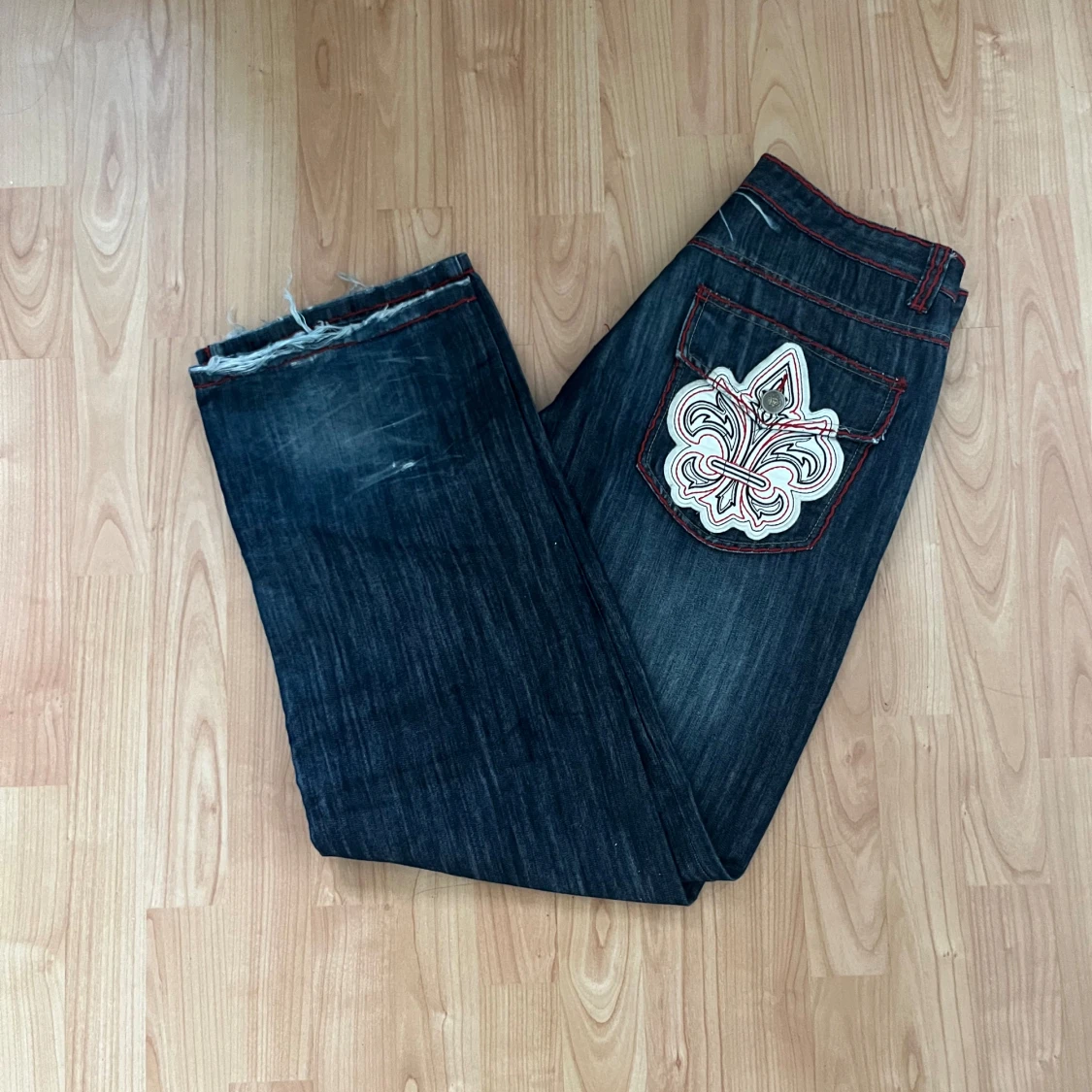 Coola jeans med röd stitching