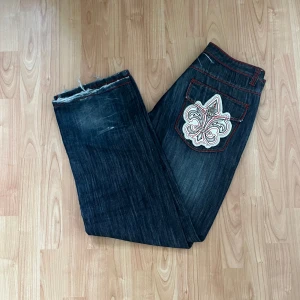 Coola jeans med röd stitching - Tvärfeta affliction-liknande jeans !!Köpta i frankrike förra året, och har använts sparsamt.   Dom är lite slitna på fickorna, och längst ner på benen. Midja: 42 cm / Längd: 110 cm /Benbredd: 25 cm -  Skriv för fler bilder, eller vid frågor!☺️🙌