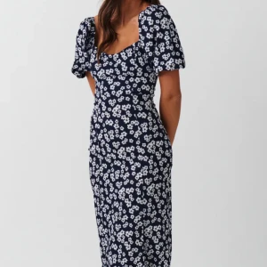 Blommig långklänning - Använd 2ggr, nyskick🫶🏽 Superfin passform! Nypris 399kr🦋