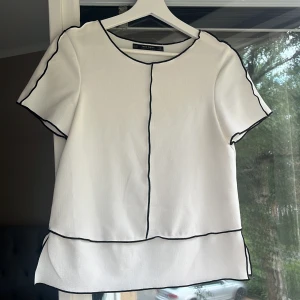 Topp från Zara  - Supersöt tröja från zara i fint material och med svarta detaljer. Tröjan är bara använd 1 gång så nyskick! 