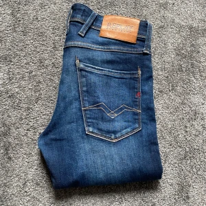 Replay Anbass - Ett par feta Replay jeans i modell Anbass(slimfit). Storlek 29/32. Skick 7/10. Nypris 1800kr, mitt pris 479. Pris ej hugget i sten. Hör av dig vid minsta fundering!😁