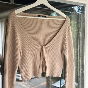 Kofta  - Supersöt kofta med knytning. Aldrig använd