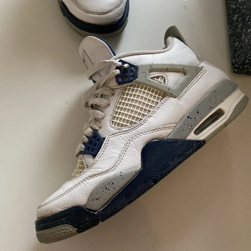 Jordan 4 midnight navy i ganska bra skick. Nypris ligger på 4500-5000kr. Skorna är köpta på merch Sweden och kvitto finns.. Skor.