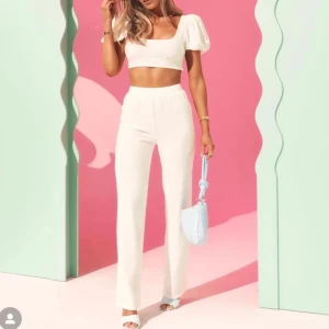 Bianca x Nelly vitt strandset  - Superfint set i viskos/linneblandning från Biancas samarbete med Nelly. Jag har knappt använt det och hittar inget att anmärka på i skicket förutom att det är skrynkligt men jag steamar såklart innan det skickas. Stl 34 top, 36 byxor.