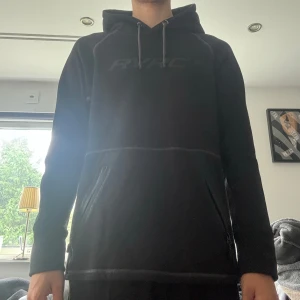 Revolution Race hoodie  - Revolution race hoodie i utmärkt skick! Storlek M!  Modellen är 185cm och väger 72kg! 