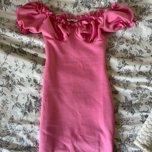 Rosa klänning - Säljer denna jätte söta rosa klänningen. Jag hade nere armarna typ som off shoulder men det går även att ha uppe ärmarna. Endast haft på mig ett par gånger
