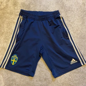 Sverige shorts  - Sverige short från Adidas  Storlek S Matchar perfekt till överdelen som finns på min sida:)