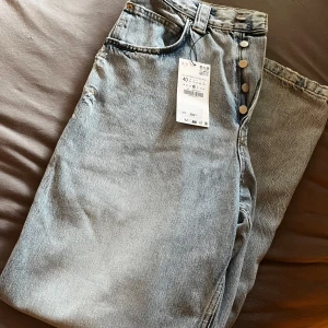 Byxor från Zara - Helt nya! Köptes igår till pojkvännen men vart för små. Köptes för 559kr men tänker sälja de för runt 350-400. Priset kan gärna förhandlas eftersom jag vill bli av med de☺️ OBS! De är helt slutsålda skriv vid intresse och ställ gärna frågor💓