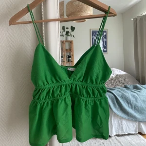Grönt linne från Zara - Superfint linne från Zara! Använt endast någon enstaka gång.