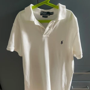 Ralph lauren piké - Jag säljer min raffe piké för jag inte gillade hur den satt på mig och den är i väldigt bra skick 9/10 