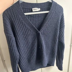 Stickad kofta  - Jättefin 