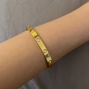 Guld armband rostfritt stål - Armband fr Raglady i rostfritt stål. Endast testat. Man öppnar/stänger i ena enden som går att ta upp. Alldeles för stort för mig som är extremt smal på handlederna, passar vanlig storlek 