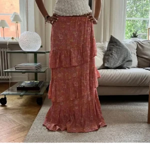 Långkjol med volang - Säljer denna så fina långkjolen med volang💕