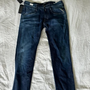 Replay anbass jeans - Oanvända replay anbass i storlek 31/34. Inköpta för 1 år sedan men bara legat i garderoben.