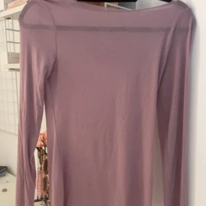 Lila Intimissimi tröja - Säljer min lila intimissimi tröja då den inte kommer till användning den är i jätte bra  skick och har inga hål, ny pris 449 men jag säljer min för 180+frakt💘 ⚠️katter i hemmet⚠️