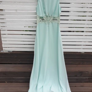 Klänning, storlek 38/M - Ljuvlig klänning köpt på Nelly för ett antal år sedan men använd endast två gånger, skicket är som nytt men den kan behöva en lätt tvätt. Nypris var runt 1600 kr.  