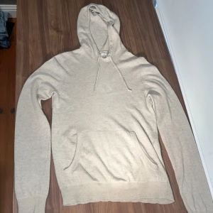 Stickad beige hoodie - Säljer denna feta hoodie i färg beige. Köpt i spanien för typ 70 euro. Skicket är rätt bra. Inget hål. Tar även byten. Kom vid frågor