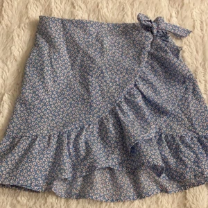 Blå mönstrad barn kjol!💙🦋 - Ganska bra skick,har användts förut men inte på ett tag pga förliten,inga fläckar eller så. Hör av er vid intresse eller för mer bilder🩵🦋