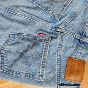 Levis jeanskjol storlek 25 - Jeanskjol från Levis i storlek 25. Nyskick då den knappt använts, typ en enstaka gång ☀️
