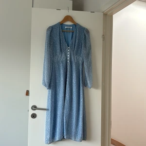 Adoore klänning  - Blå paris adoore klänning, använd men i bra skick 