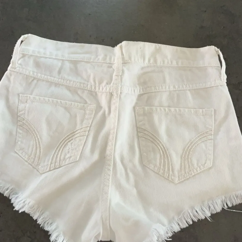 säljer mina vita hollister shorts pga ingen användning och försmå för mig! aldrig använda och inga defekter!💗 skriv för fler bilder eller frågor!💗. Shorts.