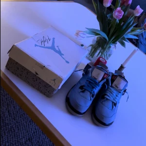 Jordan 4 university blue - Dem är aldrig använda så är i helt nytt skick. AA