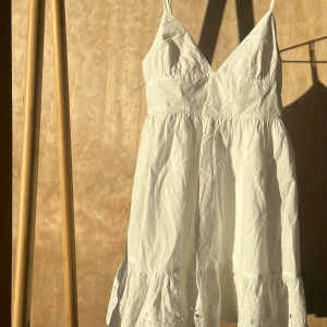 Mini sommarklänning - Mini klänning med vackert blommönster nertill. Klänningen är i bra skick, har inte kommit till användning men är köpt från Sellpy. Storlek s och märket Zara🌸