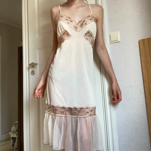 Nattlinne -  Så vacker beige nattlinne med mönstrat spets och volanger ner till ⭐️