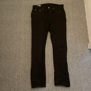 Levis jeans  - Säljer min svarta Levis jeans i storlek W29 L30