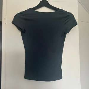 Open back top - Säljer denna topp med öppen tyg från Weekday. Aldrig använd. Kom privat för frågor och intresse.💞