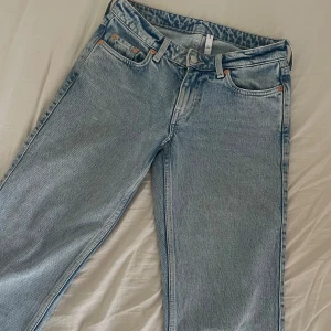Low waist jeans - Ett par ljusblå low waist arrow jeans som e straight. De är i storlek 25/34. Passar mig som e lång😍 originalpriset är 590 kr