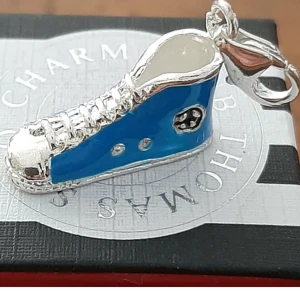 THOMAS SABO/BASKET KÄNGA. - Thomas Sabo berlock, en fräck Converse sko ngt större i fin blå färg. Ask/påse ingår ej.  Kolla bilder o ställ ev frågor före bud.  Frakt tillkommer. 