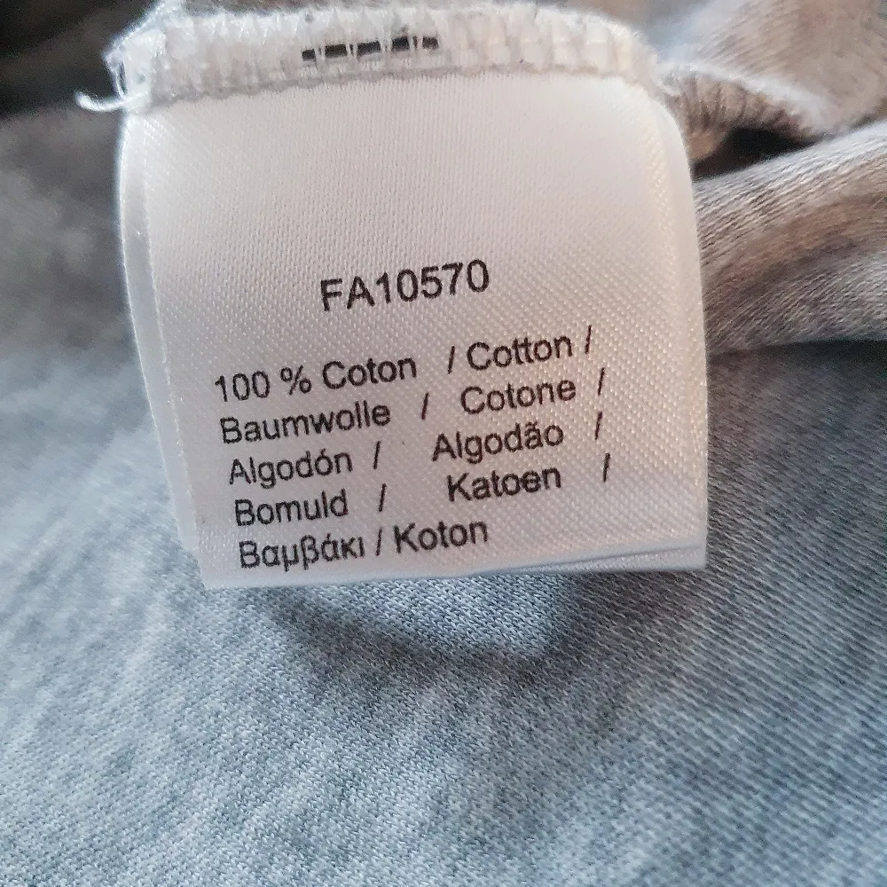 Nyskick! Riktigt fin Lacoste Pikétröja L1264 - Gråmelange Använd max 5 gånger så är som ny fortfarande och nu när man blivit rundare runt magen så passar den inte längre på mig.. T-shirts.