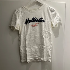 Hollister T-shirt  - Hollister T-shirt i bra skick, sitter ganska kroppsnära men avslappnat. 