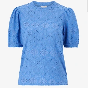 Blus - Fin blus i trekvartslånga ärmar. Den är i blå somrig färg. Säljes då jag inte använder den. Fin till båda vardag och lite mer fest! Storlek L men är mindre i storlek, så sitter som en M