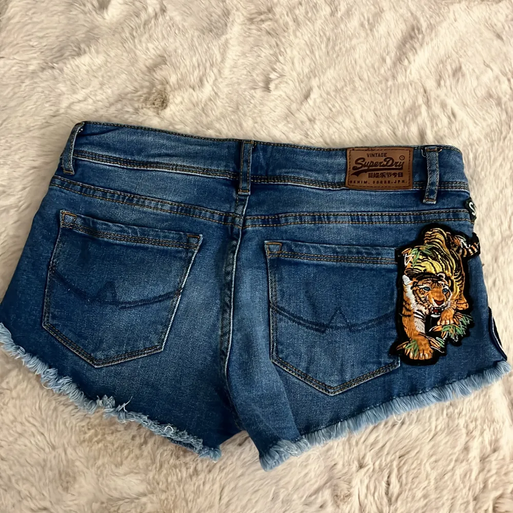 Coola low waist jeansshorts som är köpta i Tjeckien för ca 1 år sen, dom är jätte bra skick och använda ca 2 ggr🥰🥰. Shorts.