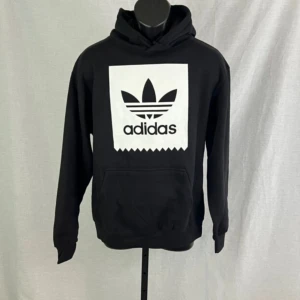 Adidas hoodie  - Håller på rensa garderoben så säljer nu en väl omhändertagen adidas hoodie. Använt den ett fåtal gånger. Storlek M