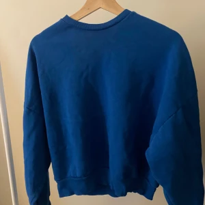 Nelly crewneck stl xs - Blå crewneck i gott skick stl xs