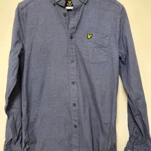 Säljer en fin skjorta från lyle & scott storlek S i mycket bra skick 